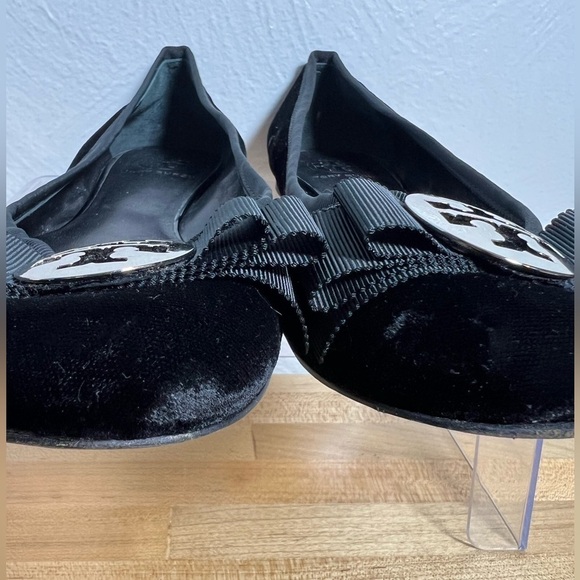 Tory Burch Jessica Black Velvet Bow Toe Silver Medallion Ballet Flats Size 8.5 - Picture 7 of 12